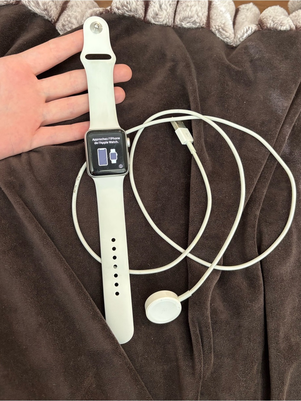 Apple Watch Series 3 38mm Silver Aluminum GPS + Band & Charger